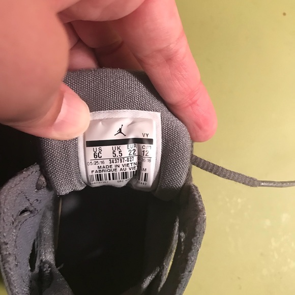 Toddler Boy Jordan’s size 6c - Picture 7 of 8